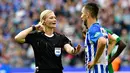 Wasit wanita, Bibiana Steinhaus berbicara dengan pemain depan Hertha Berlin, Vedad Ibisevic saat pertadingan Hertha Berlin melawan Werder Bremen dalam Bundesliga Jerman di Berlin (10/9). (AFP Photo/Tobias Schwarz)