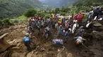 Tim SAR dibantu warga mencari korban selamat yang tertimbun bangunan pasca longsor di Desa Lumle, Nepal (30/7/2015). Tanah longsor yang dipicu hujan deras tersebut menewaskan sedikitnya 30 orang dan menghacurkan puluhan rumah. (REUTERS/Navesh Chitrakar)