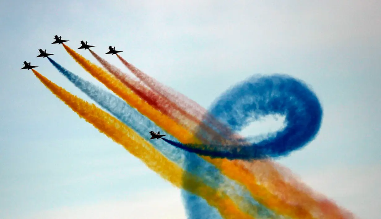 Frecce Tricolori (Tricolor Arrows), tim aerobatik Angkatan Udara Italia tampil pada hari pembukaan Dubai Airshow 2023 di Uni Emirat Arab, Senin (13/11/2023). (AP Photo/Kamran Jebreili)