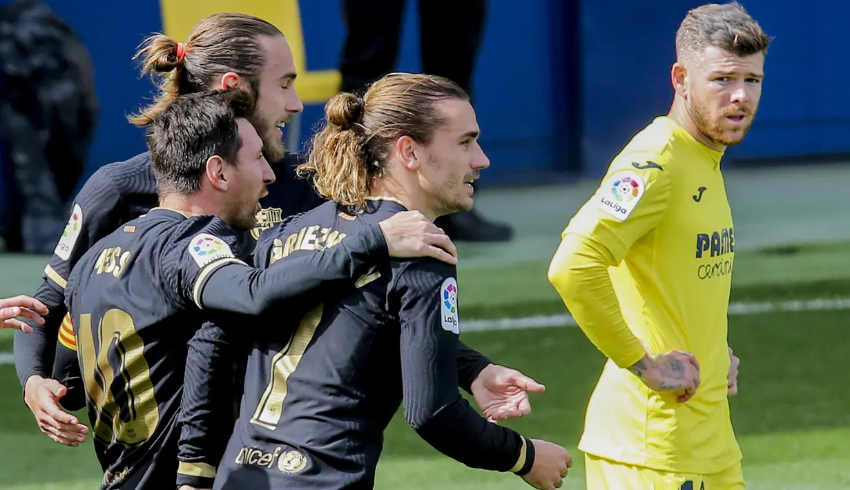 Gelandang Barcelona, Antoine Griezmann (tengah) bersama rekan setim merayakan gol pertama yang dicetaknya ke gawang Villarreal dalam laga lanjutan Liga Spanyol 2020/2021 pekan ke-32 di The Ceramica Stadium, Villarreal, Minggu (25/4/2021). Barcelona menang 2-1 atas Villarreal. (AP/Alberto Saiz)