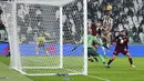 Penyerang Juventus Matthijs de Ligt (kanan atas) mencetak gol ke gawang Torino dalam pekan 26 Serie A Liga Italia di Allianz Stadium, Sabtu (19/2/2022) dinihari WIB. Juventus ditahan imbang Torino 1-1. (Spada/LaPresse via AP)