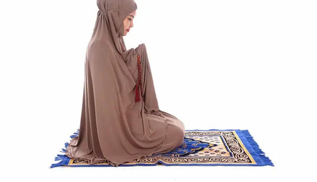 Wanita Sholat Tanpa Pakaian Dalam, Bolehkah? Simak Penjelasan Hukumnya