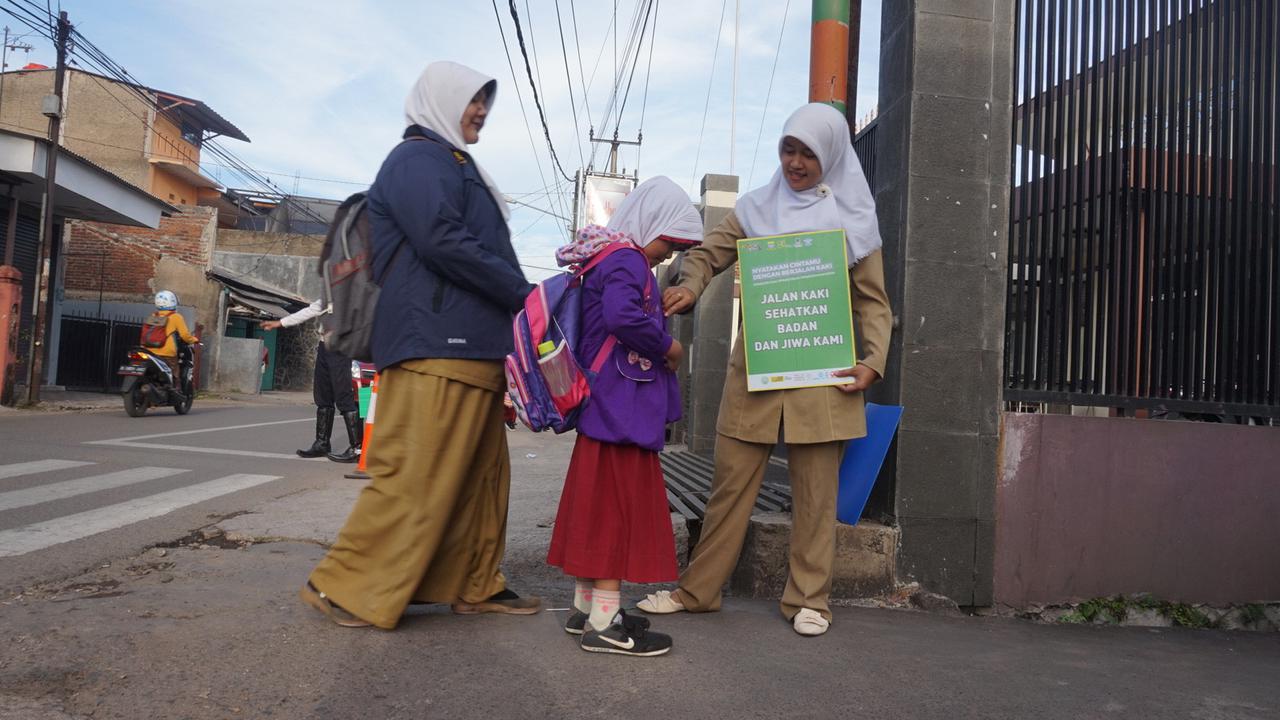 Ingin Gembira Ke Sekolah, Jalan Kaki Saja
