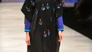 Model mengenakan busana rancangan Vivi Zubedi pada Indonesia Fashion Week (IFW) 2016 di JCC Senayan, Jakarta, Jum'at, (11/03). Busana yang dibawakan bertema kebudayaan Indonesia. (Liputan6.com/Faisal R Syam)