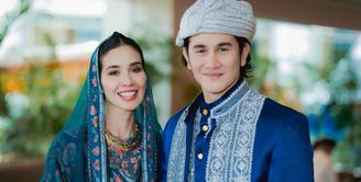 Dalam postingan foto terbaru, Vino dan Marsha tampil serasi dengan busana adat Minang bernuansa biru. Vino terlihat tampan dengan atasan dan celana, serta selendang dan topi di kepala yang semuanya berwarna biru tua dengan bordir-bordir cantik berwarna biru muda sebagai pemanis. Foto: Instagram.