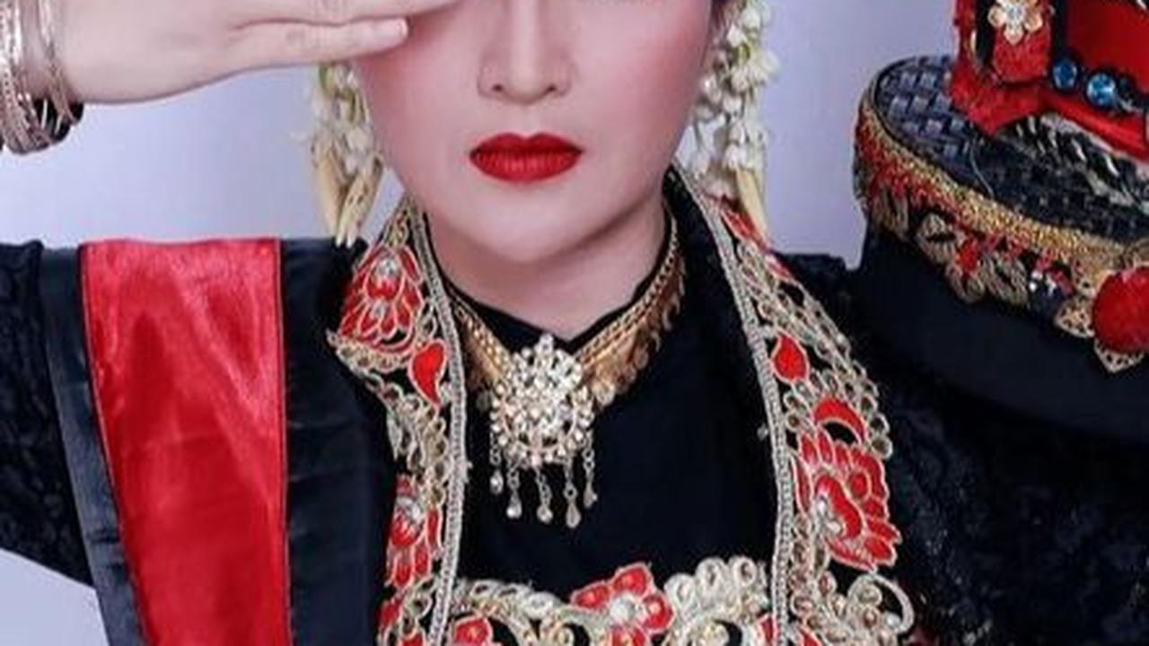 Pakai baju adat semakin menunjukkan kecantikan Kadek Devi yang Indonesia banget.<br>
