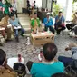 Wali Kota Palu memimpin rapat penanganan gempa.