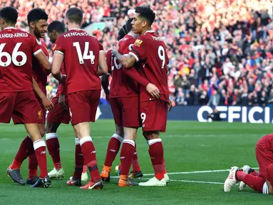 Penyerang Liverpool Mohamed Salah (kanan) melakukan sujud syukur saat merayakan golnya dalam pertandingan Liga Inggris melawan Bournemouth di Anfield, Liverpool (14/4). Liverpool meraih kemenangan telak saat melawan Bournemouth. (Anthony Devlin/PA via AP)