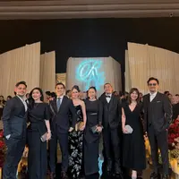 Aaliyah tampil anggun dalam strapless black gown beraksen detail berkilau yang memberi sentuhan glam tanpa berlebihan. Thariq memilih setelan jas hitam klasik dengan boutonniere putih, terlihat kontras sekaligus rapi. Kehadiran sang buah hati yang juga mengenakan busana hitam membuat tampilan keluarga kecil ini terlihat sangat kompak dan manis. [@aaliyah.massaid].