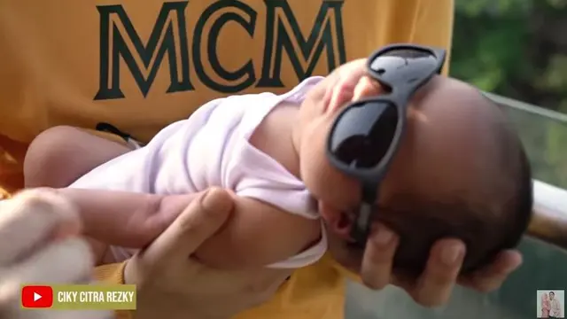 6 Potret Baby Keene Atharrazka Berjemur Pakai Kacamata, Bikin Gemas