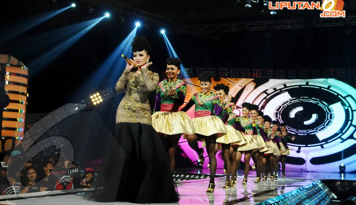 Zaskia Gotik menyajikan goyangan ciri khasnya  di ajang SCTV Music Awards 2014 (Liputan6.com/Andrian M Tunay)