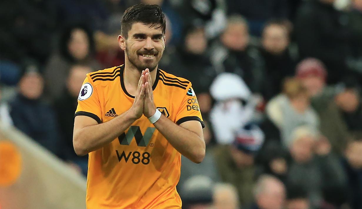 1. Ruben Neves - Neves menjadi pemain paling krusial dalam upaya Wolves mencapai promosi di Premier League. Pemain 23 tahun ini mampu tampil sebagai gelandang box-to-box dan memiliki visi bermain apik serta andal dalam mengatur serangan timnya. (AFP/Lindsey Parnaby)