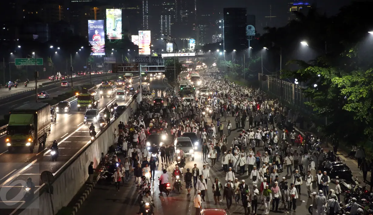 Massa peserta demo 4 November dan kendaraan memadati Jalan Gatot Subroto, Jakarta atau tepat di depan Gedung MPR/DPR RI, Jumat (4/11). Mereka menginap di jalan depan Gedung DPR lantaran tak diizinkan masuk ke komplek parlemen (Liputan6.com/Johan Tallo)