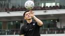 <p>Mesut Ozil saat menghadiri acara coaching clinic yang digelar oleh Concave Indonesia bersama 47 anak Indonesia terpilih di Stadion Utama Gelora Bung Karno (SUGBK) Senayan, Jakarta, Kamis (26/5/2022) sore WIB. (Bola.com/Bagaskara Lazuardi)</p>