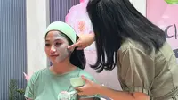 Seorang peraga memperlihatkan penggunaan clay mask. Clay mask adalah salah satu jenis masker wajah yang fungsinya mengangkat kotoran wajah hingga ke dalam pori-pori. (Dok: Liputan6.com/dyah)