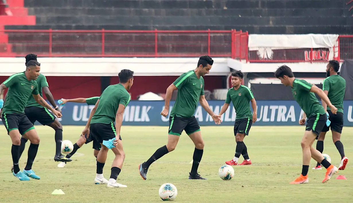 Pemain Timnas Indonesia, Otavio Dutra, bersama rekan-rekannya saat latihan di Stadion I Wayan Dipta, Bali, Senin (14/10). Latihan ini persiapan jelang laga Kualifikasi Piala Dunia 2022 melawan Vietnam. (Bola.com/Aditya Wany)