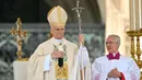 Sebagai penerus ke-267 dari Santo Petrus, Paus Leo XIV mengenakan cincin nelayan dengan gambar Santo Petrus memegang kunci dan jala. (Alberto PIZZOLI/AFP)