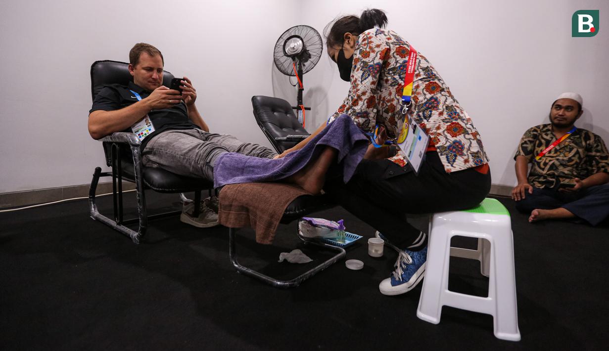 Terapis memberikan pelayanan terhadap jurnails asing saat Piala Dunia FIBA 2023 di Indonesia Arena, Senayan, Jakarta, Jumat (01/09/2023). (Bola.com/Bagaskara Lazuardi)