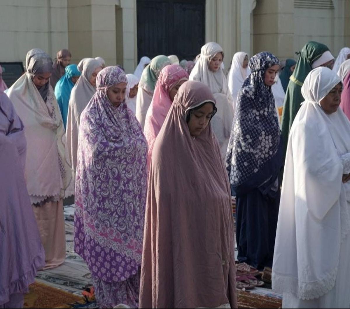 Bahkan selepas pelaksanaan salat, mereka berbaris untuk memberikan ucapan selamat Hari Raya Idulfitri. Ucapan tersebut lantas disambut ungkapan terima kasih dari para jemaah. Foto: merdeka.com / Nanda F. Ibrahim  <br>