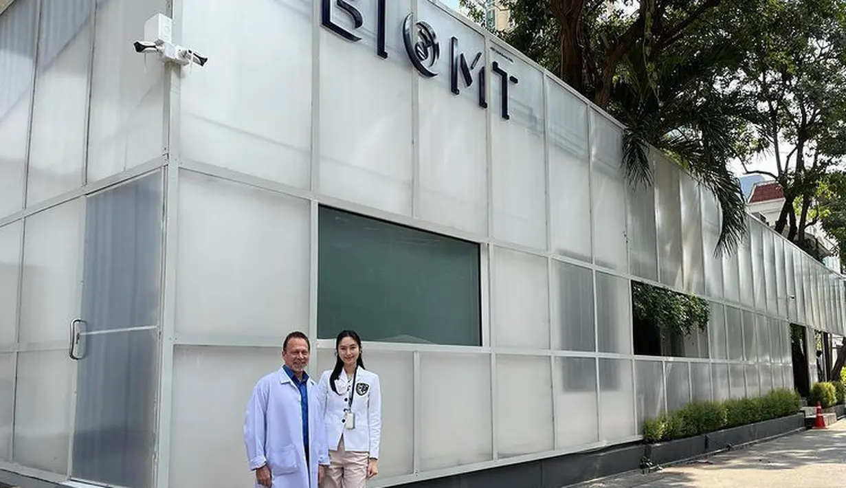 Nong Poy juga menjadi ilmuwan di Supplements Manufacture (BIOMT) di Thailand. Pakaian putih menjadi tampilan identiknya. [@poydtreechada]