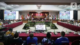"Ada 203.056.748 DPT dalam negeri dan 1.750.474 DPT  luar negeri," kata Betty. (Liputan6.com/Faizal Fanani)