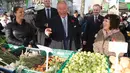 Pangeran Charles berbincang dengan pedagang ketika mengunjungi Swiss Cottage Farmers Market di London utara, Rabu (6/11/2019). Kunjungan Pangeran Charles dan Camila untuk mengucapkan selamat dan memperingati ulang tahun ke-20 pasar tersebut. (Eddie Mulholland / POOL / AFP)