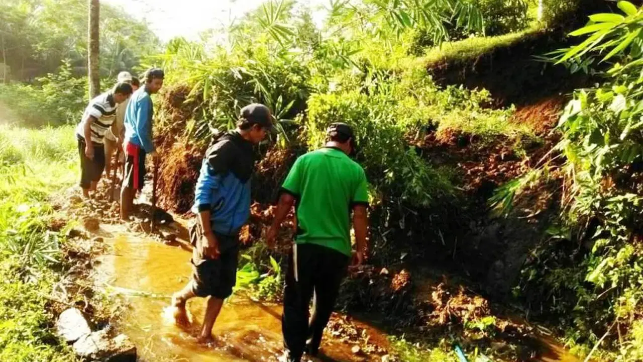 Longsor di Musim Kemarau memutus jalan dua desa di Kecamata Cilongok, Banyumas. (Foto: Liputan6.com/BPBD Banyumas/Muhamad Ridlo)