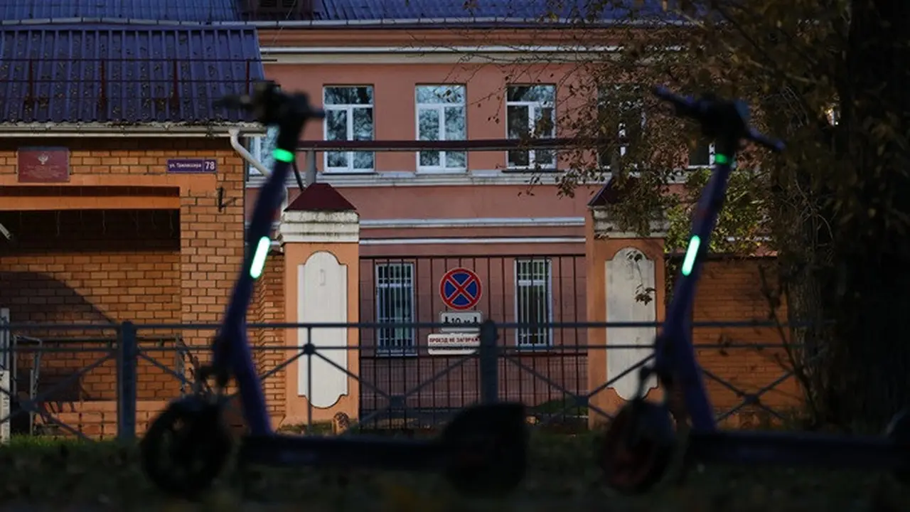 Sejumlah skuter listrik terparkir di samping gedung Institut Penelitian Antipes Irkutsk untuk Siberia dan Timur Jauh Rusia, di Irkutsk, Rabu (7/10/2026).