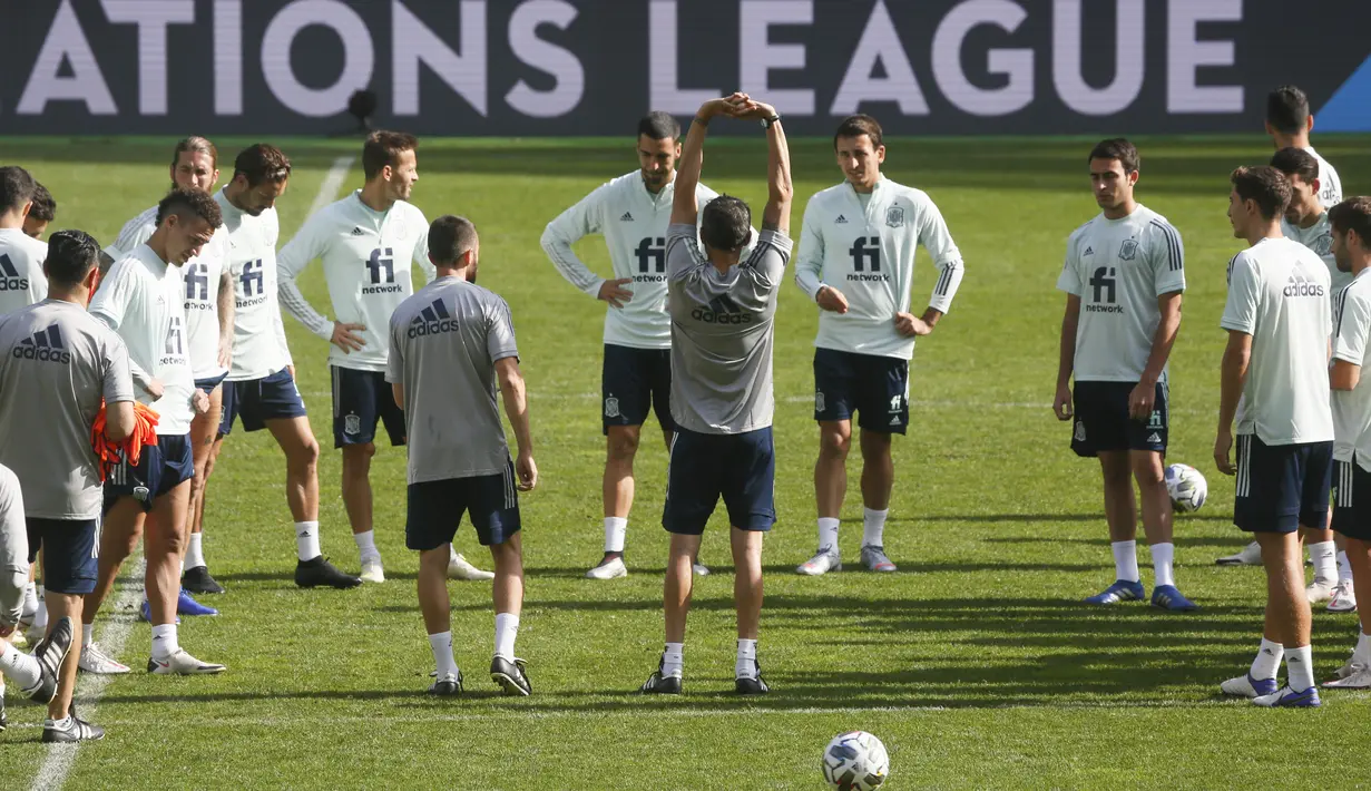 Para pemain Spayol saat mengikuti sesi latihan tim di Stadion NSK Olimpiyskiy, Ukraina (12/10/2020). Spanyol akan bertanding melawan Spanyol dalam  lanjutan UEFA Nations League Divisi A Grup 4 (A4). (AP Photo/Efrem Lukatsky)