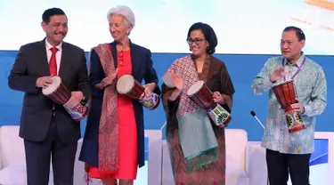 Menko Kemaritiman Luhut Pandjaitan, Direktur Pelaksana IMF Christine Lagarde, Menkeu Sri Mulyani bersama Gubernur BI Agus Martowardojo memukul tifa saat pembukaan High - Level International Conference di Jakarta, Selasa (27/2). (Liputan6.com/JohanTallo)