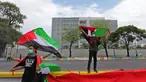 Aliansi Mahasiswa Islam Jakarta Solidaritas Untuk Palestina, melakukan unjuk rasa di depan Kedutaan Amerika, Jakarta, Rabu (12/5/2021). Mereka mendesak AS menghentikan kekerasan Israel terhadap warga Palestina, terkait serangan ke warga sipil di Kompleks Masjid Al Aqsa (Liputan6.com/Herman Zakharia)