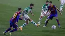 Penyerang Real Betis, Borja Iglesias menembak bola dari kawalan bek Barcelona, Jordi Alba pada pertandingan lanjutan La Liga Spanyol di stadion Benito Villamarin di Seville, Spanyol, Senin (8/2/2021). Barcelona menang tipis atas Real Betis 3-2. (AP Photo/Miguel Morenatti)