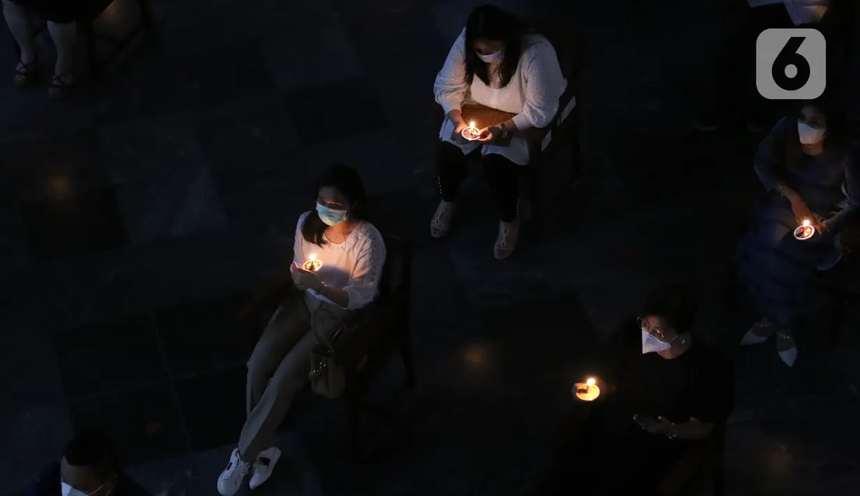 Umat Kristiani mengikuti misa Natal di Gereja Immanuel, Jakarta, Kamis (24/12/2020). Misa Natal di Gereja Immanuel menerapkan protokol kesehatan ketat untuk pencegahan penyebaran COVID-19. (Liputan6.com/Angga Yuniar)