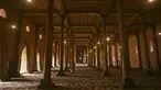 Seorang umat Muslim berjalan di dalam masjid Jamia selama bulan suci Ramadhan di Srinagar (20/4/2021). Masjid Jamia adalah sebuah masjid di Srinagar, Jammu dan Kashmir, India. (AFP/ Tauseef Mustafa)