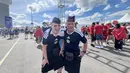 Suporter Skotlandia berpose di area fanzone Gillette Stadium, Foxborough, Amerika Serikat, Jumat (19/6/2026), menjelang pertandingan melawan Maroko pada Piala Dunia 2026. Mereka mengenakan kilt tradisional dan topi khas Skotlandia sebagai bagian dari identitas Tartan Army dalam memberikan dukungan kepada tim kesayangannya. (KLY Sports/Hery Kurniawan)