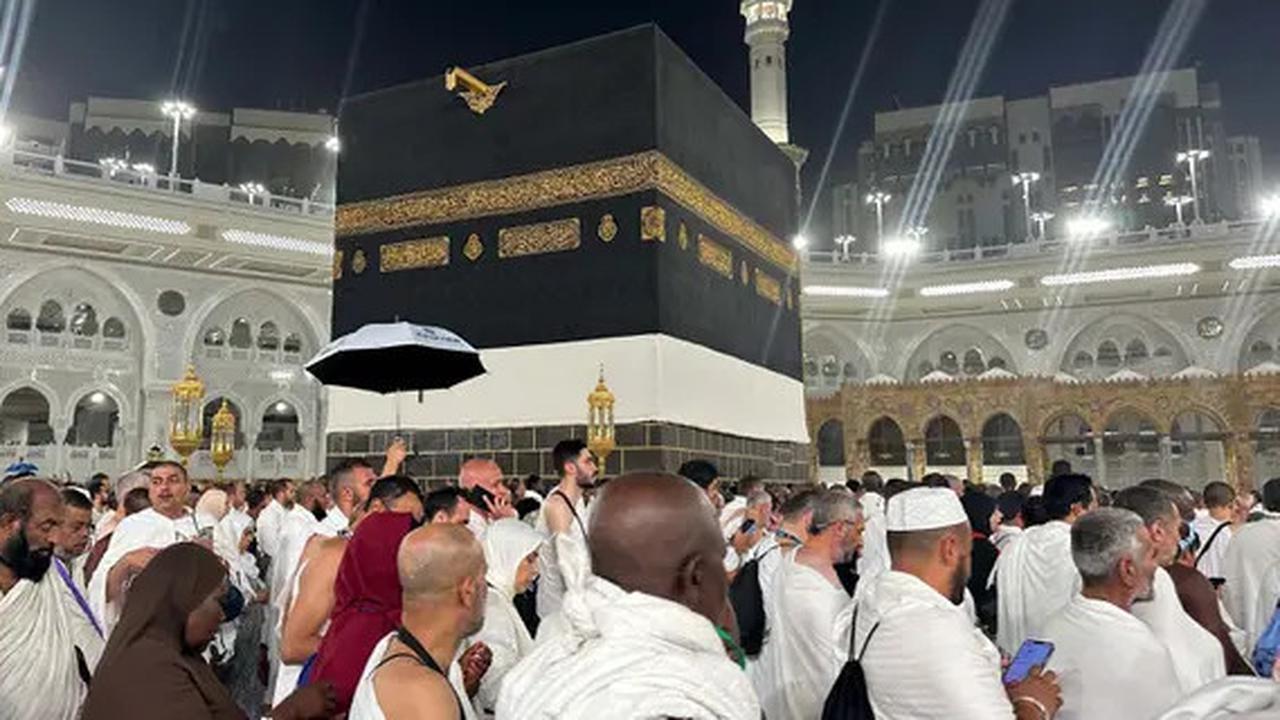 Perempuan ini Menangis Haru Bisa Gendong Ibunya saat Ibadah Haji, Aksinya jadi Sorotan