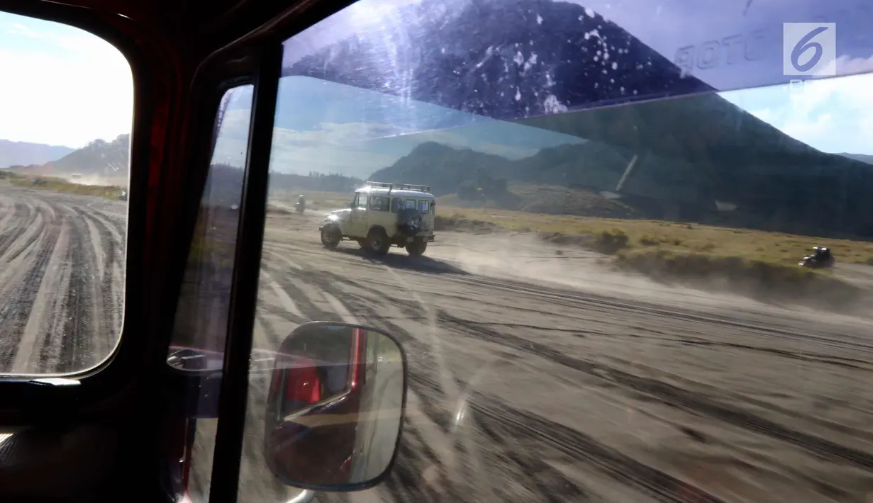 Mobil Toyota jeep melaju kencang membawa wisatawan menuju kawasan Gunung Bromo di Taman Nasional Bromo Tengger Semeru, Jawa Timur, Sabtu (4/11). Mobil buatan tahun 1980 menggunakan bahan bakar bensin.(Liputan6.com/Fery Pradolo)