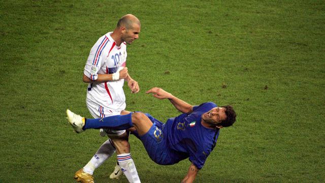 Zinedine Zidane menanduk Marco Materazzi