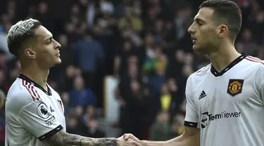 Bek Manchester United, Diogo Dalot (kanan) berselebrasi dengan Anthony setelah mencetak gol ke gawang Nottingham Forest selama pertandingan lanjutan Liga Inggris di City ground di Nottingham, Inggris, Minggu, 16 April 2023. (AP Photo/ Rui Vieira)