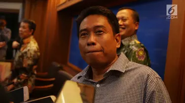 Perwakilan keluarga WNI korban penculikan, Rudi Subandi memberi keterangan di Gedung Kemenlu, Jakarta, Rabu (19/9). Dua nelayan Indonesia diyakini diculik imigran gelap Filipina selatan yang tinggal di Sabah, Malaysia. (Merdeka.com/Imam Buhori)