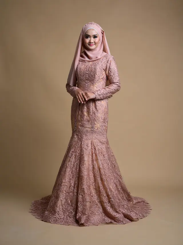 7 Model Gamis Brokat Elegan Ini Bikin Kamu Tampil Anggun di Kondangan
