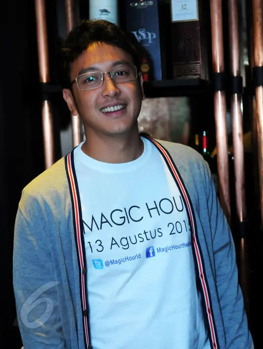 Meski masih malu-malu, pemain sinetron 'Love Is Paris' itu mengakui sudah bertunangan dengan gadis asal Singapura. Dimas Anggara saat ditemui di kawasan Senopati, Jakarta Selatan, Kamis (4/6/2015). (Liputan6.com/Faisal R Syam)
