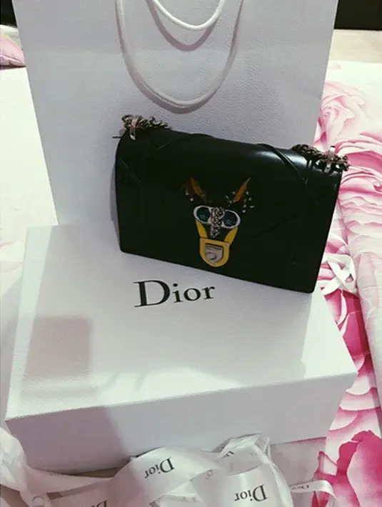 "Padahal gak pernah ngomong lagi pengen ini...tapi tiba2 ada di kamar! Makasih bgt mama papa! Love youuu ❤️" tulis prillylatuconsina96. Kejutan saat masuk kamarnya. (Instagaram/prillylatuconsina96)