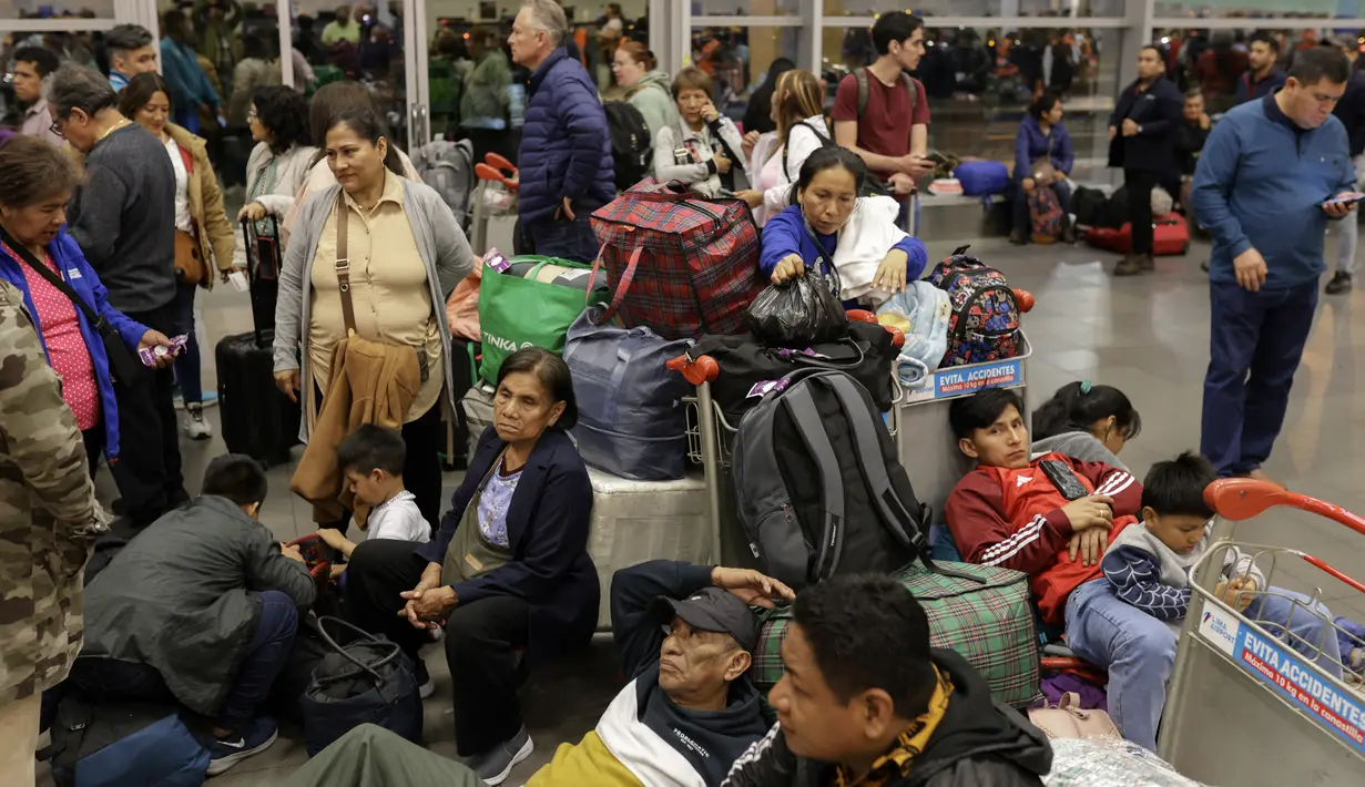 Bandara internasional Lima menghentikan penerbangan selama hampir 12 jam semalam karena sistem penerangan di satu-satunya landasan pacu tidak berfungsi yang berdampak pada ribuan penumpang. (Juan Carlos CISNEROS / AFP)
