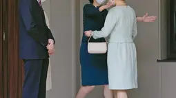 Putri Mako Jepang (kanan) saat akan berpelukan dengan Putri Kako sebelum meninggalkan rumahnya di Istana Akasaka, Tokyo, Selasa (26/10/2021). Putri Mako secara resmi telah kehilangan status kerajaannya setelah menikahi teman kuliahnya, Kei Komuro pada Selasa (26/10). (Koki Sengoku/Kyodo News via AP)
