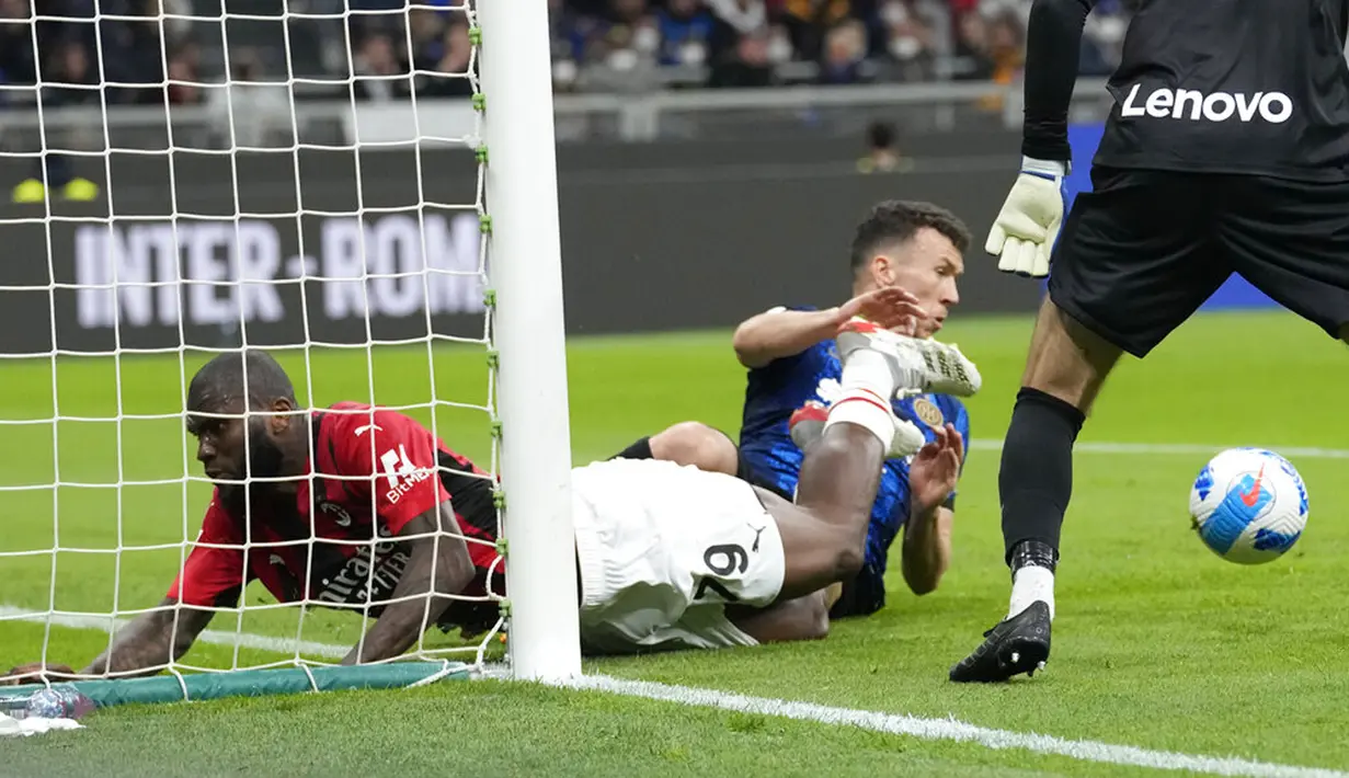Pemain AC Milan Franck Kessie gagal mencetak gol ke gawang Inter Milan (kiri) pada leg kedua semifinal Coppa Italia di Stadion San Siro, Milan, Italia, 19 April 2022. Inter Milan menang 3-0. (AP Photo/Luca Bruno)