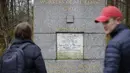 Pengunjung melihat makam filsuf ternama Jerman dan tokoh sosialisme, Karl Marx, di Pemakaman Highgate, London, Selasa (5/2). Permukaan marmer yang diambil dari makam asli Marx saat disemayamkan pada 1883 itu mengalami kerusakan parah. (Tolga AKMEN/AFP)