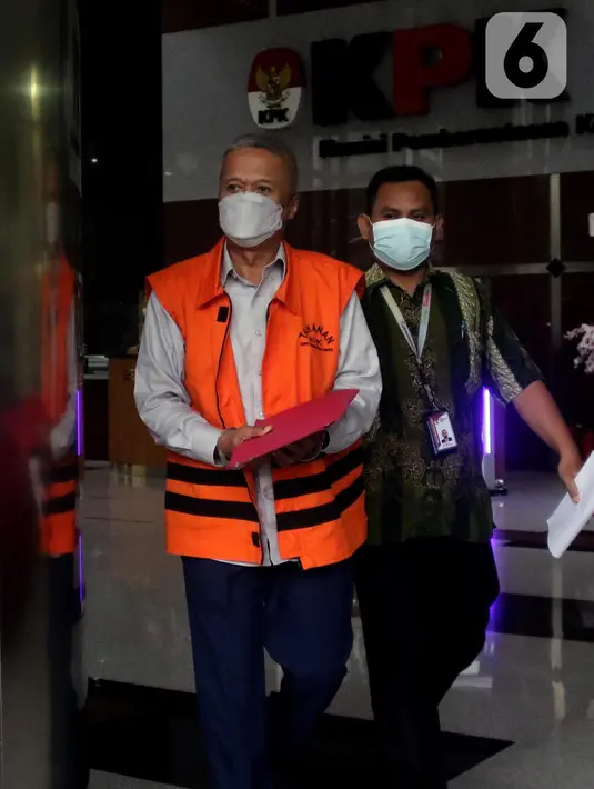 Hakim Agung nonaktif, Sudrajad Dimyati (kiri) menuju mobil tahanan usai menjalani pemeriksaan lanjutan di Gedung Merah Putih Komisi Pemberantasan Korupsi (KPK), Jakarta, Rabu (21/12/2022). Sudrajat Dimyati diduga menerima suap sebesar Rp800 juta supaya membuat putusan kasasi yang menetapkan Koperasi Simpan Pinjam Intidana pailit. (Liputan6.com/Helmi Fithriansyah)