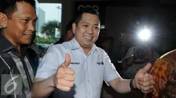 Bos MNC Group, Hary Tanoesoedibjo menyapa awak media saat tiba di Gedung Bundar Jaksa Agung, Jakarta (17/3). Hary Tanoesoedibjo diperiksa sebagai saksi kasus dugaan korupsi retribusi pajak PT Mobile8 Telecom. (Liputan6.com/Helmi Afandi)