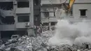 Dilanjut dengan serangan kedua yang menghantam sebuah gedung empat lantai di Jalan Fathallah di Basta Al Fawqa. (AP Photo/Hussein Malla)